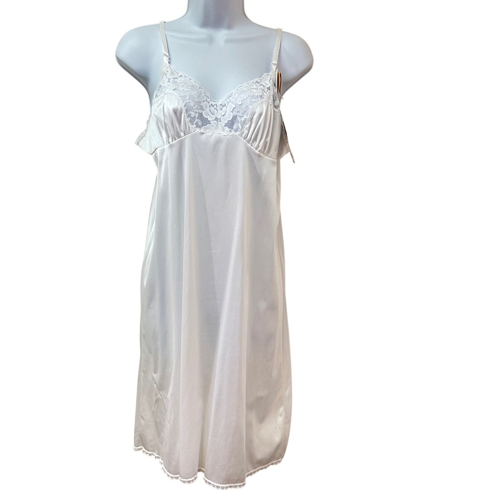 Vassarette Signature Lace Full Slip White Ice Style 10-105 Size 36 24 Inch NWT